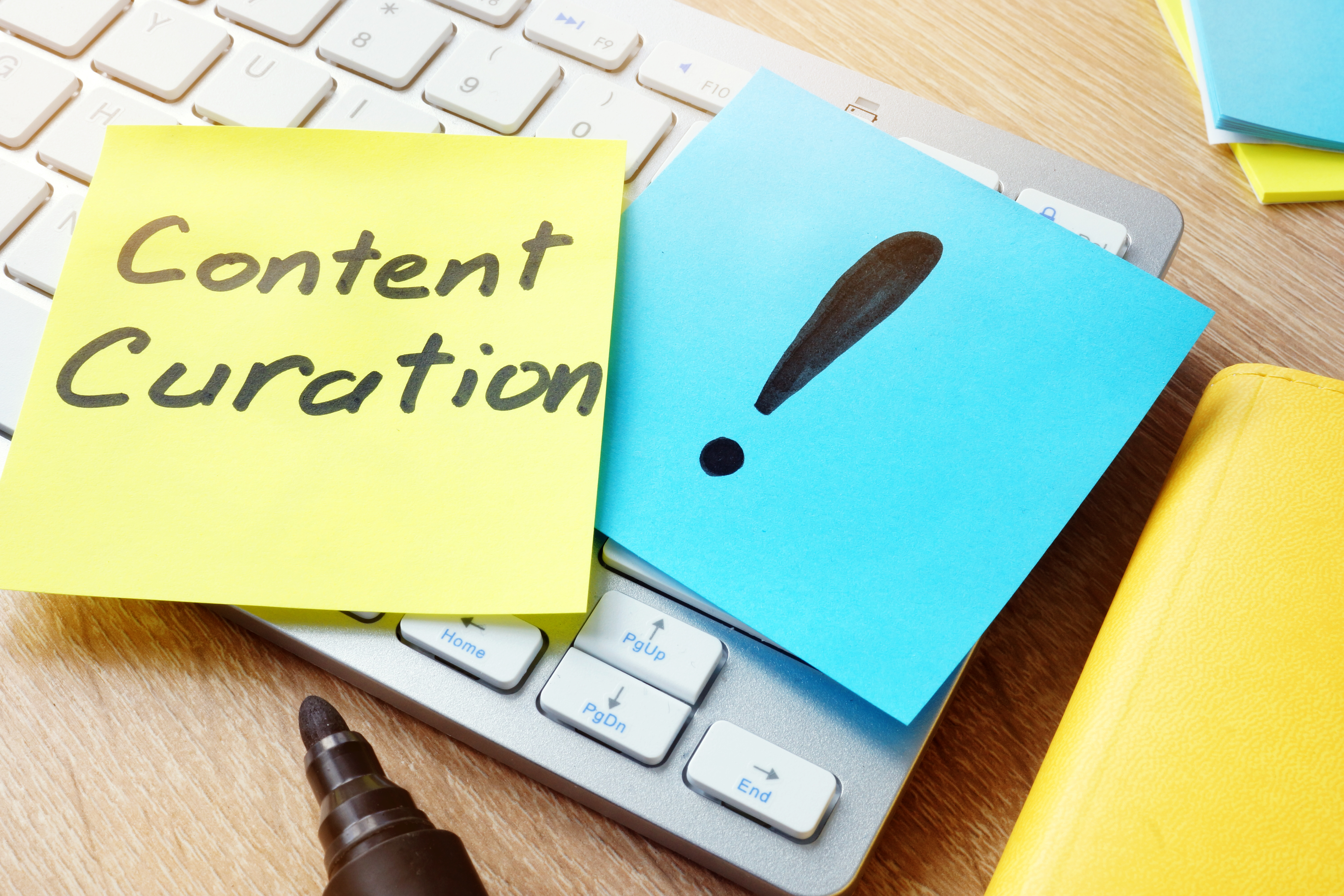 Content Curation. Memo stick on a keyboard. Content Curation. Memo stick on a keyboard.