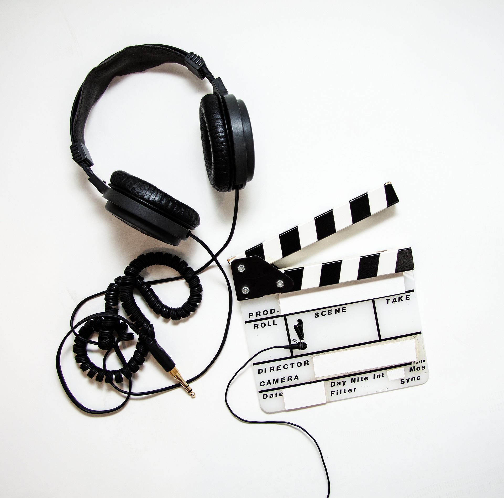 video-production-4223911_1920 video recording equipment on a white background